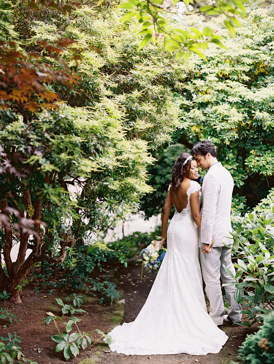 Seattle wedding photographer: An Intimate Queen Anne garden wedding at Parsons Gardens, Seattle (19)