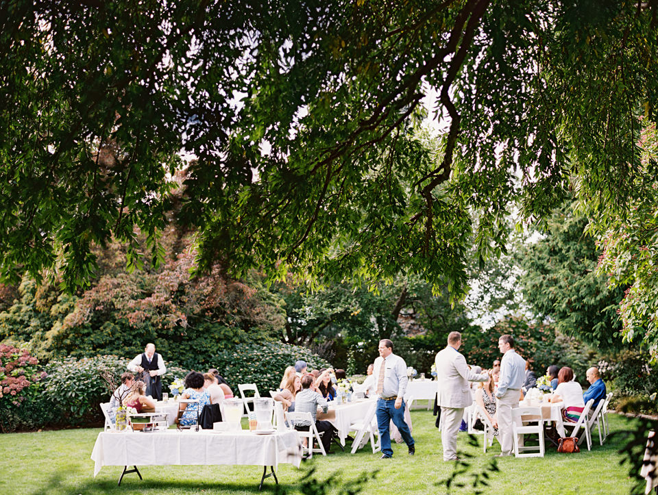 Seattle wedding photographer: An Intimate Queen Anne garden wedding at Parsons Gardens, Seattle (26)