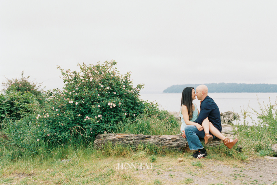 Seattle engagement photographer: Davilynn and DJay, Engaged at Mukilteo Lighthouse (3)