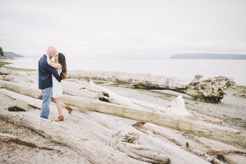 Seattle engagement photographer: Davilynn and DJay, Engaged at Mukilteo Lighthouse (1)
