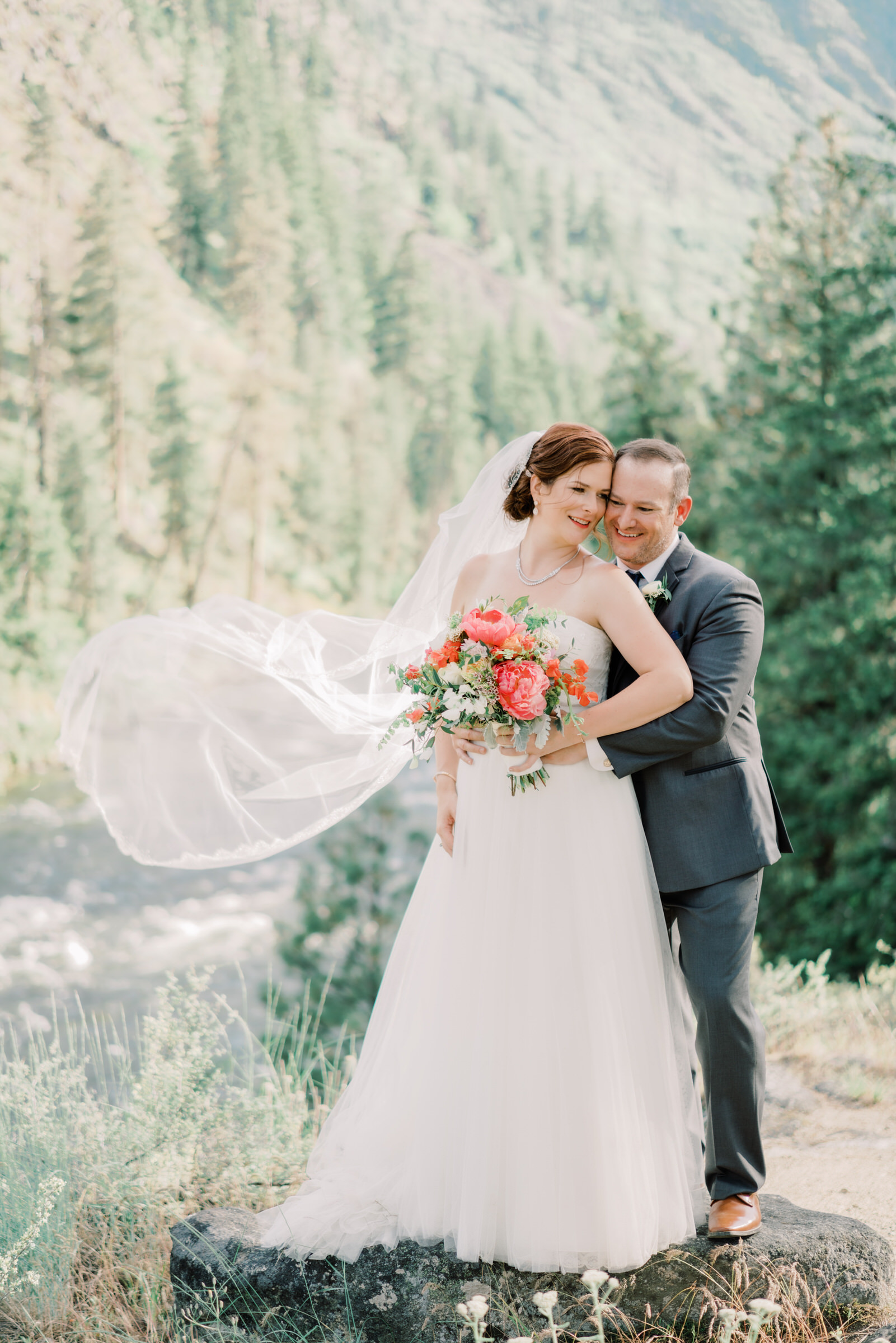 Leavenworth wedding photographer: Kristen and Russ wedding portraits