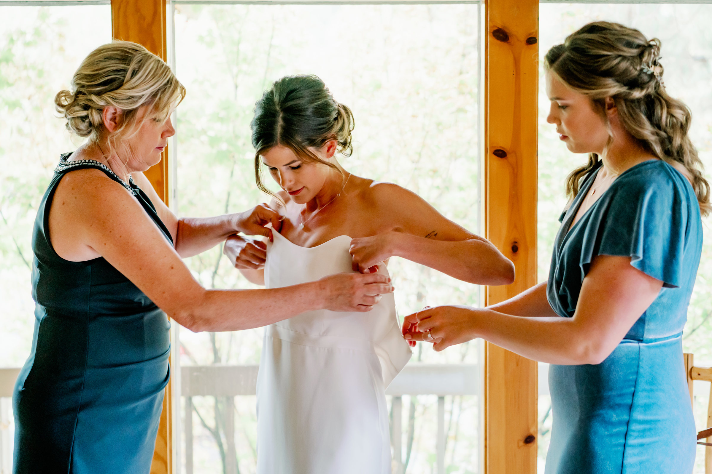 Mountain Springs Lodge weddings: Veronica gets dressed with her mom and sister