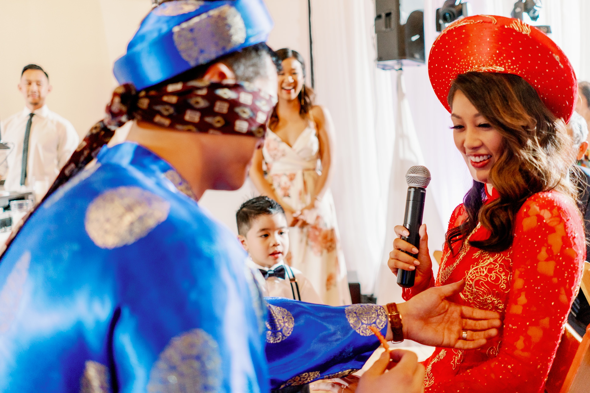 Seattle Vietnamese wedding photographer: Lynda and John games