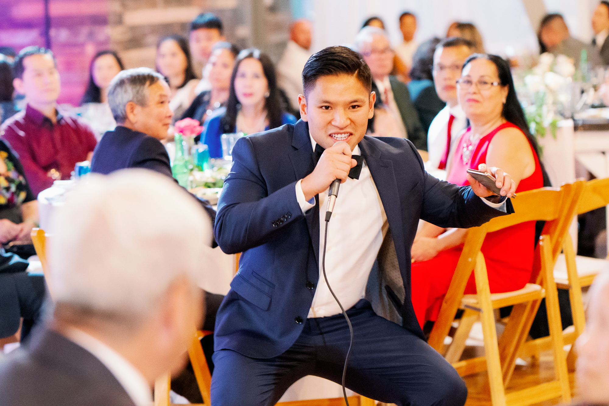 Seattle Vietnamese wedding photographer: Lynda and John toast moments