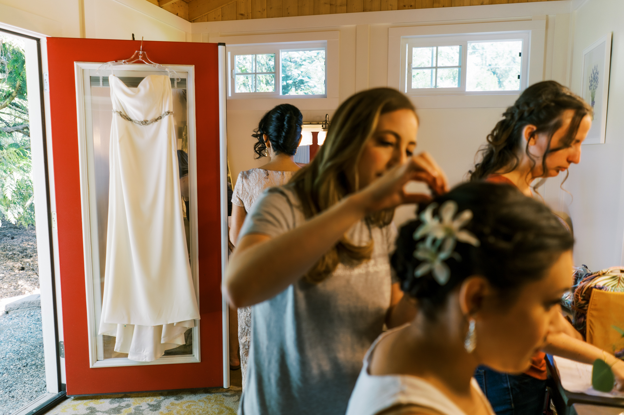 Woodinville Lavender Farm weddings: Bridesmaids getting ready